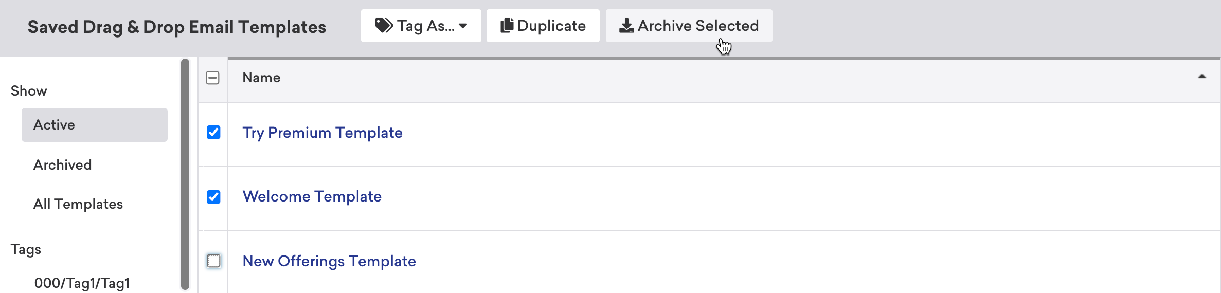 選択された2つのテンプレートを表示する、保存されたドロップ＆ドロップ・メール・テンプレート・セクション：「プレミアムを試すテンプレート」と「ウェルカムテンプレート」。Archive Selected "ボタンはユーザーによってハイライトされる。