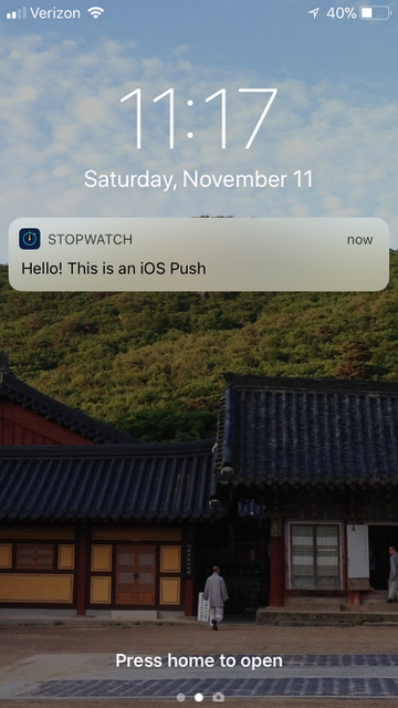 iPhoneのホーム画面に表示されるStopwatchのプッシュメッセージの例:"こんにちは！これはiOS のPush" です。