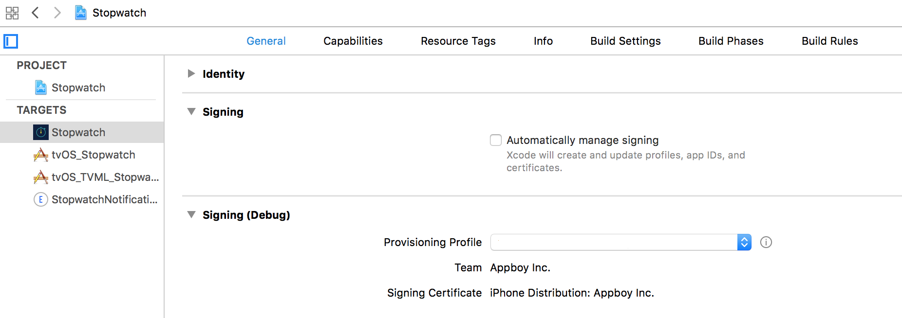 [一般] タブが表示されているXcode プロジェクトの設定。このタブでは、"Automatically manage signing"（署名を自動的に管理する）オプションのチェックを外す。